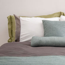 Cargar imagen en el visor de la galería, Almohada con Franja Decorativa Shannon
